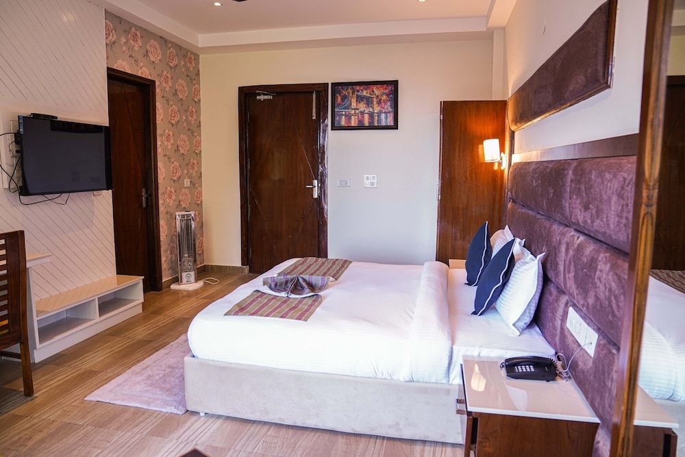 Montrose 11 Boutique Deluxe Room 4