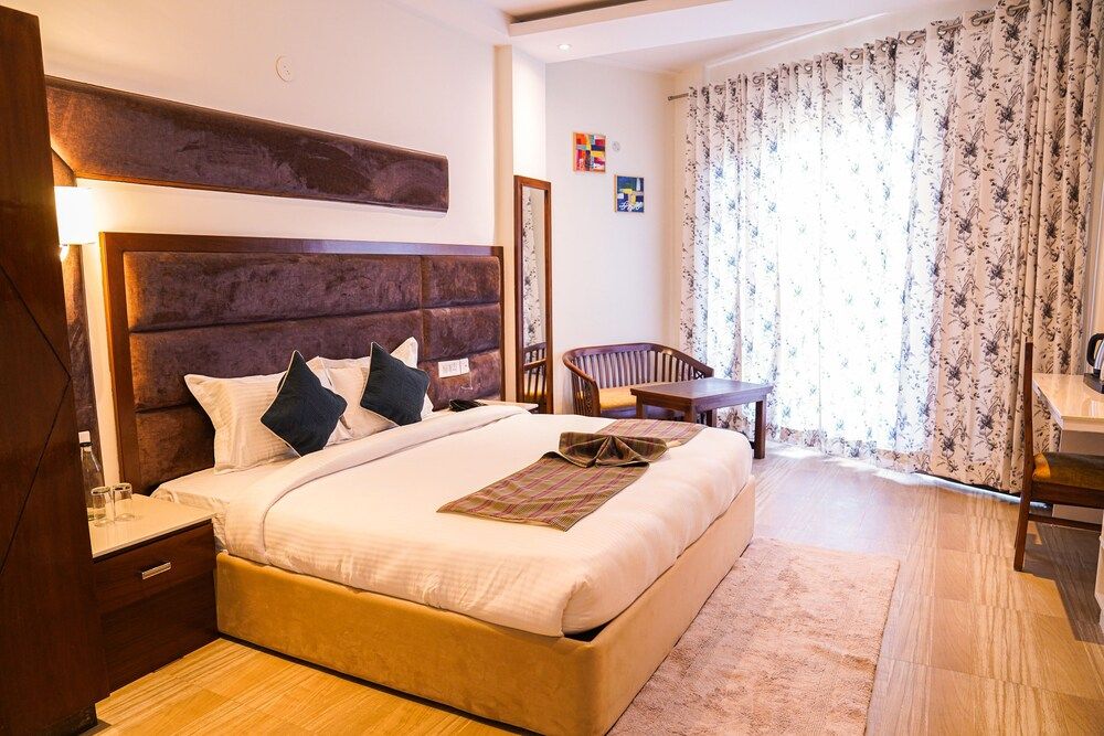 Montrose 11 Boutique Deluxe Room 8