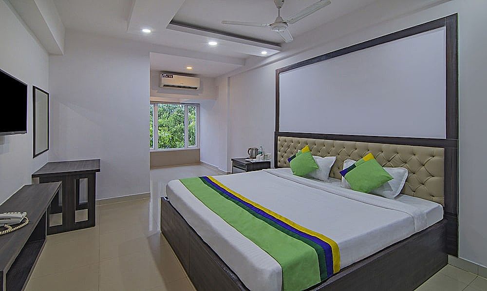 Treebo The Platinum Studio 50 Deluxe Double Room 2