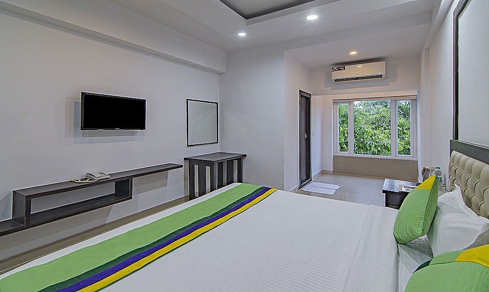 Treebo The Platinum Studio 50 Deluxe Double Room 7