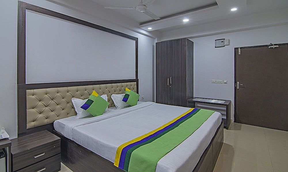 Treebo The Platinum Studio 50 Deluxe Double Room 4