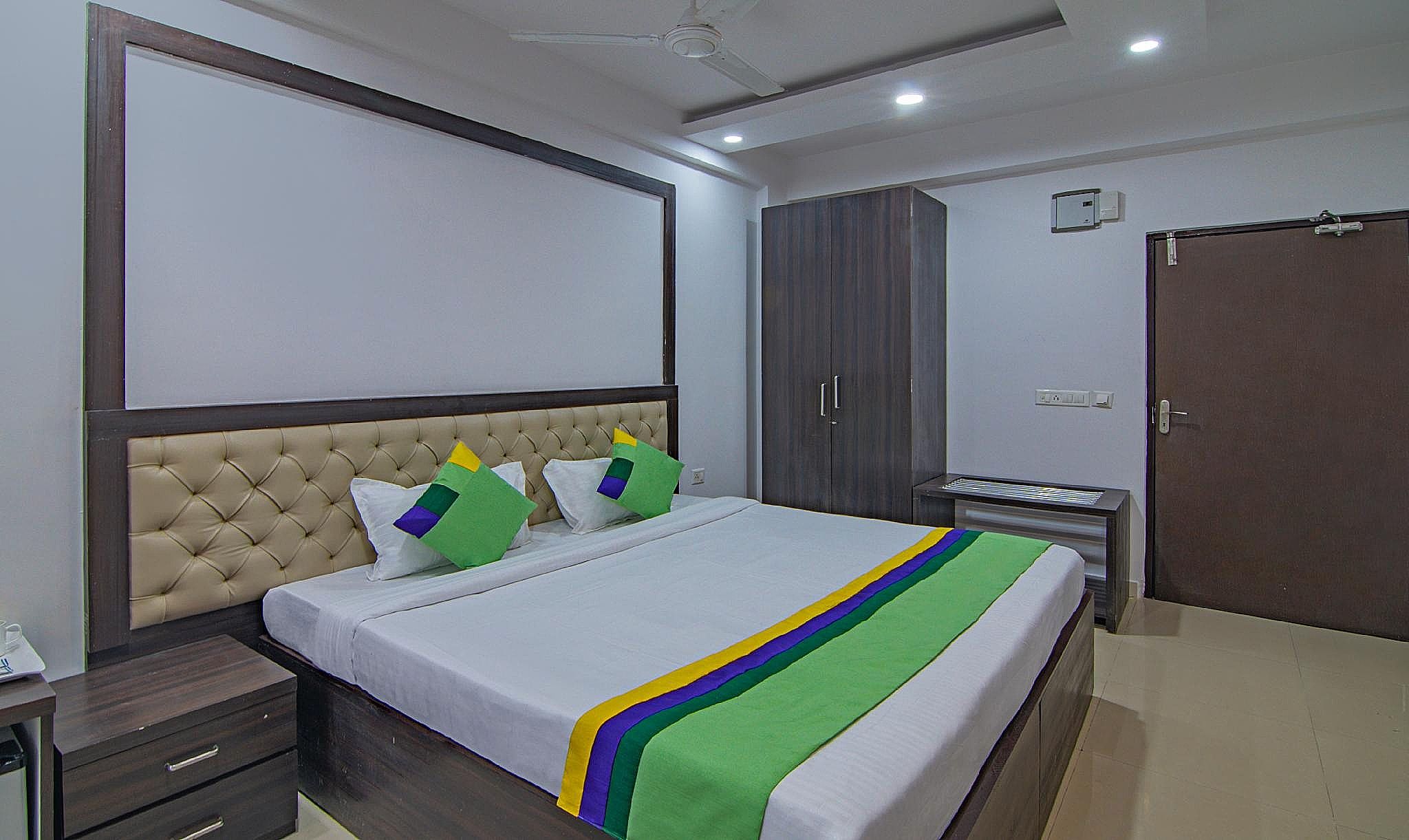 Treebo The Platinum Studio 50 Deluxe Double Room 5