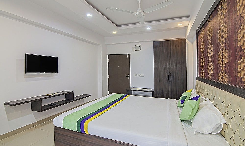 Treebo The Platinum Studio 50 Deluxe Double Room 3