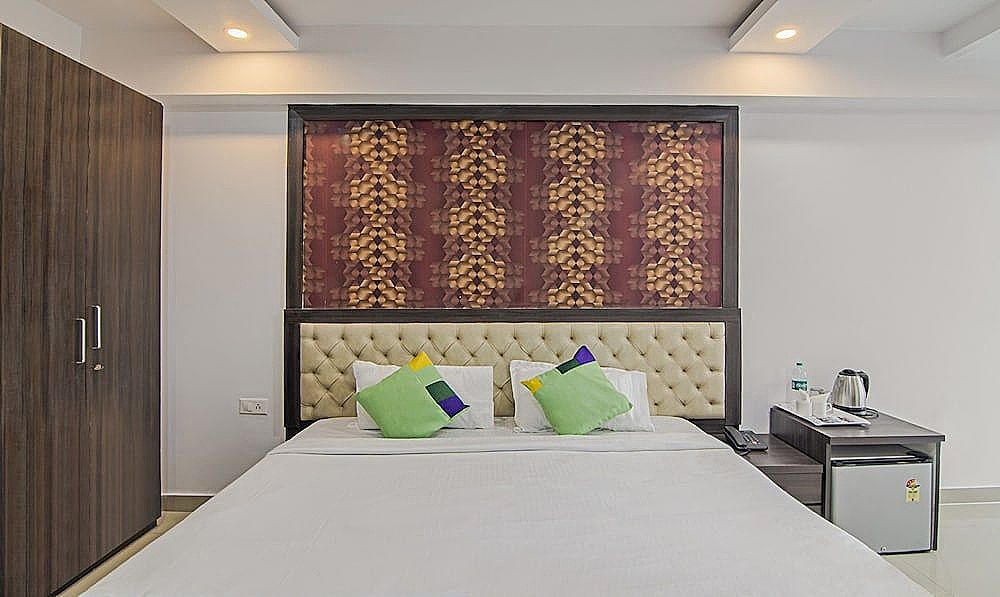 Treebo The Platinum Studio 50 Deluxe Double Room 8