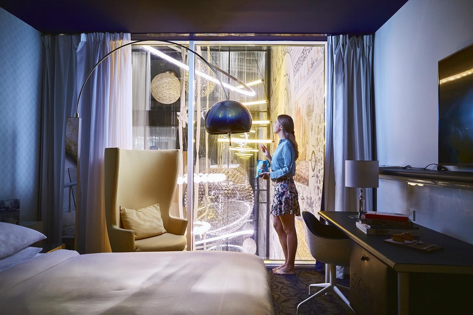 1 Queen Bed Atrium View