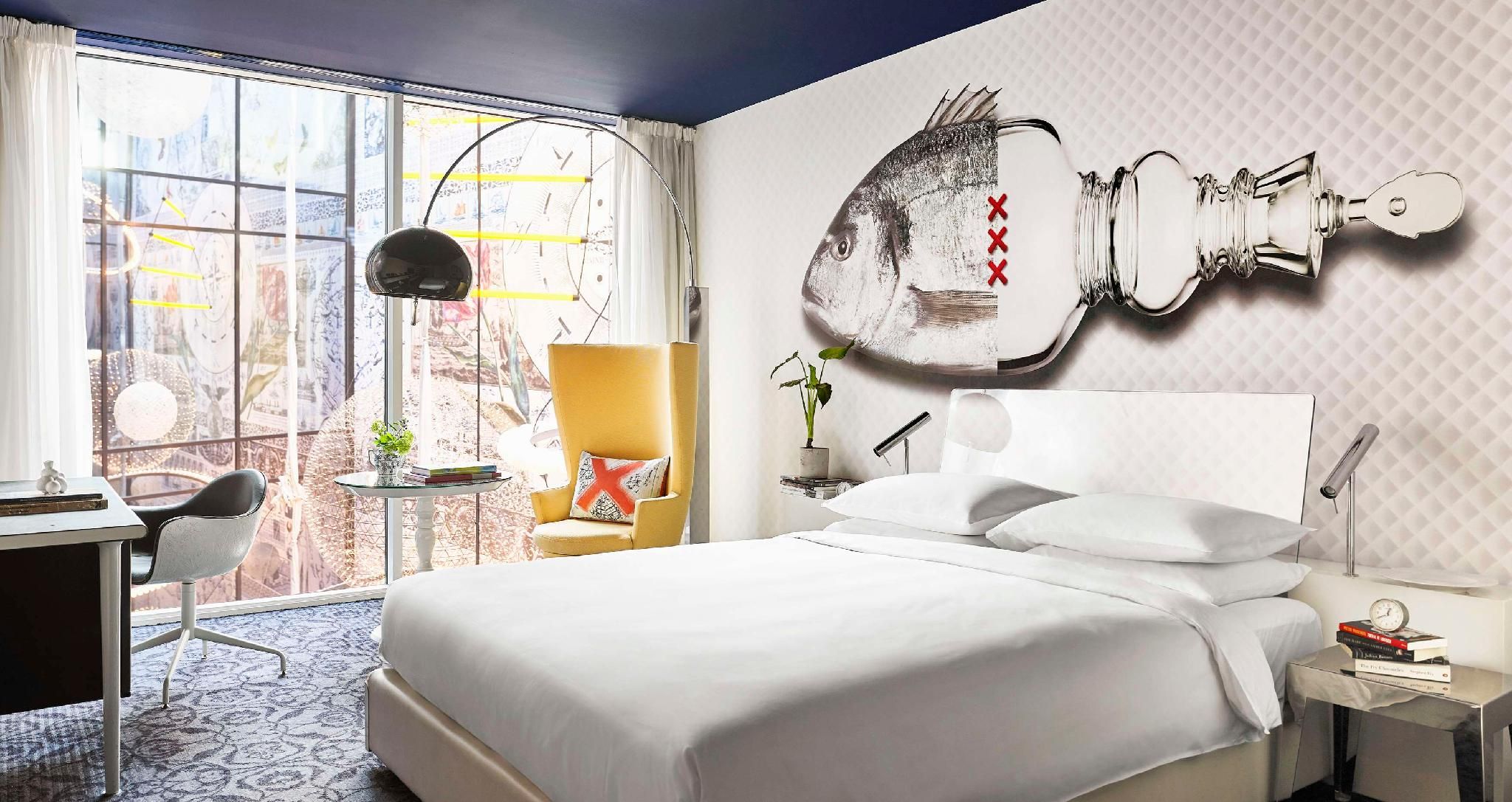 1 Queen Bed Atrium View