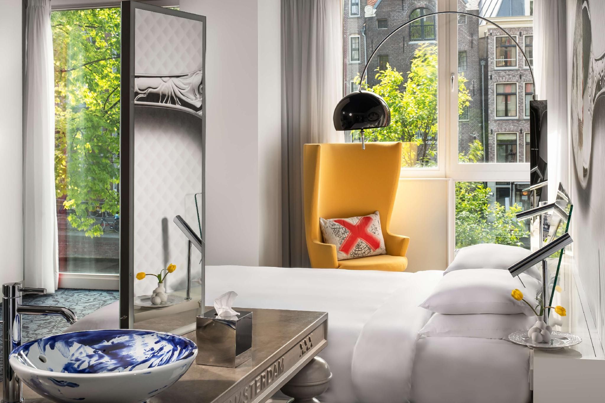 1 King Bed Canal View