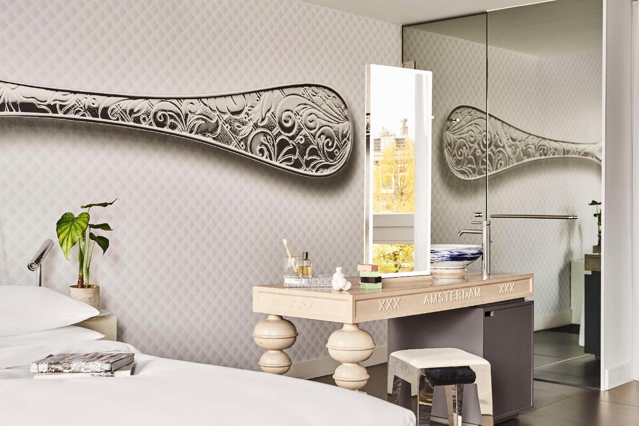 1 Queen Bed with Terrace