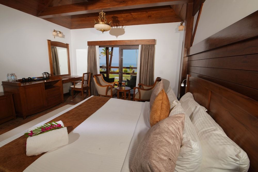 Premium Room, 1 King Bed, Lake View, Garden Area