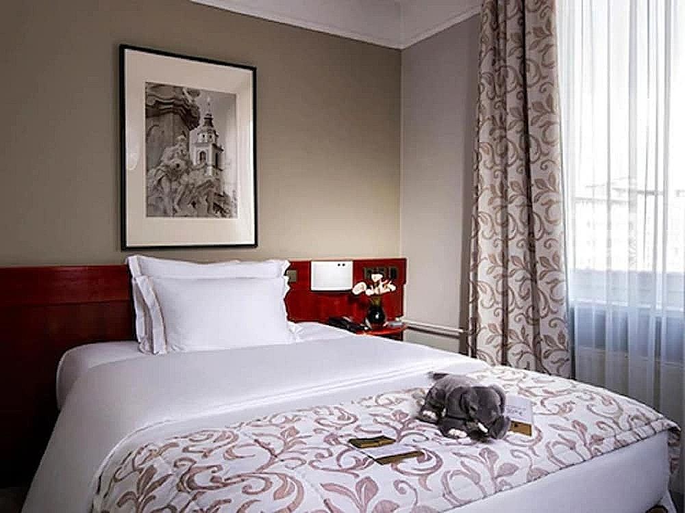 Goroomgo Sumintra Lucknow Deluxe Double Room, City View 9