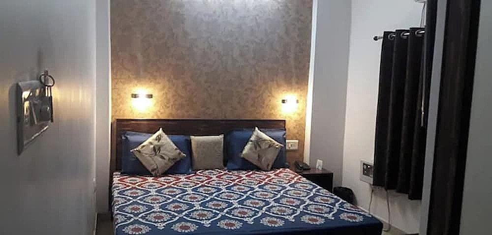 Goroomgo Sumintra Lucknow Deluxe Double Room, City View