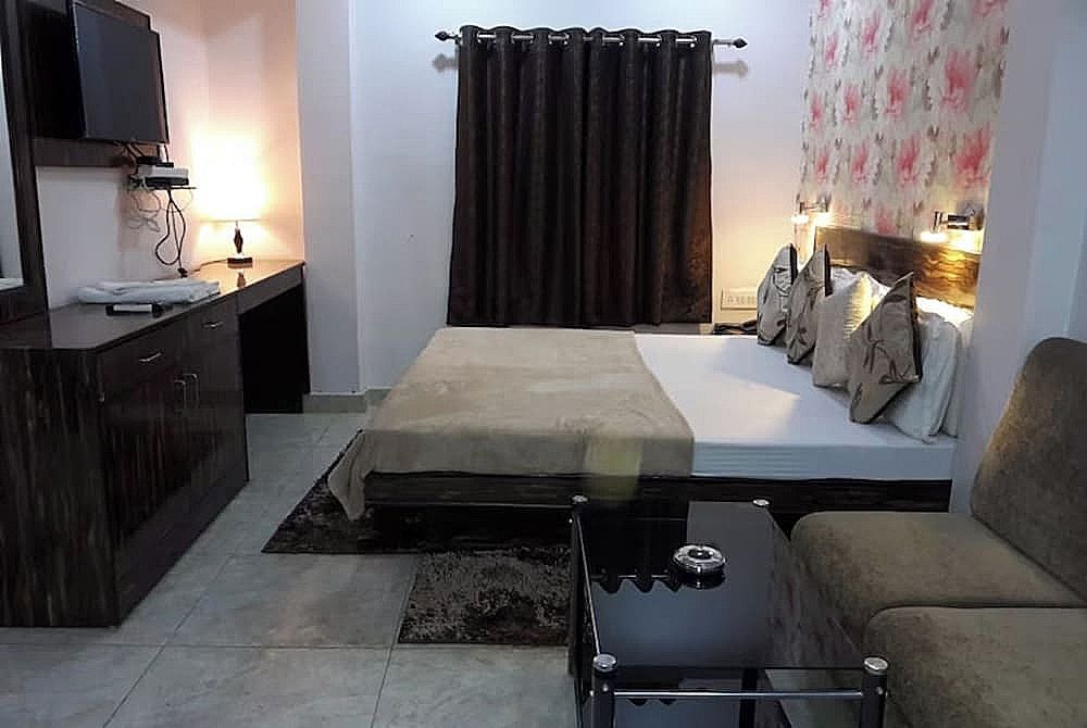 Goroomgo Sumintra Lucknow Deluxe Double Room, City View 2