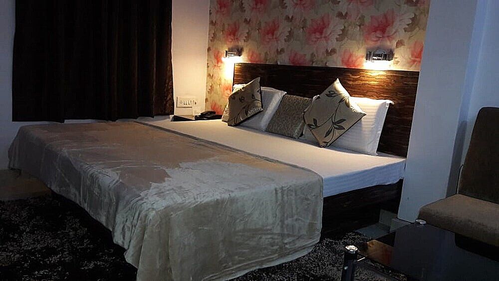 Goroomgo Sumintra Lucknow Deluxe Double Room, City View 11