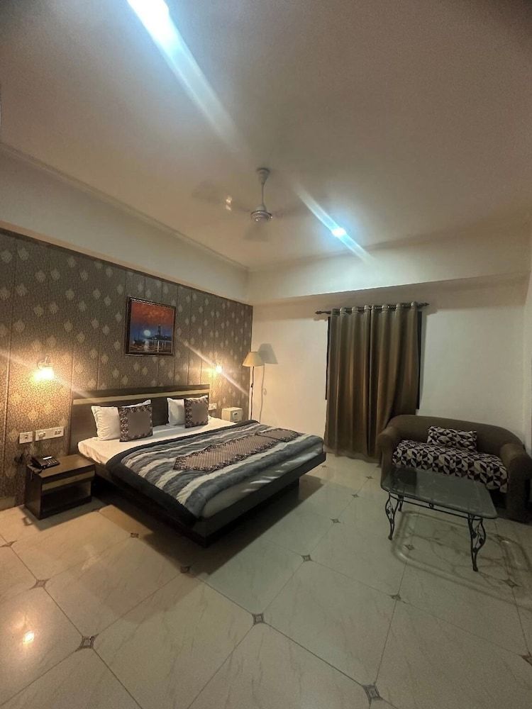 Hotel The Taksonz (opposite railway station Ludhiana) Standard Room 6