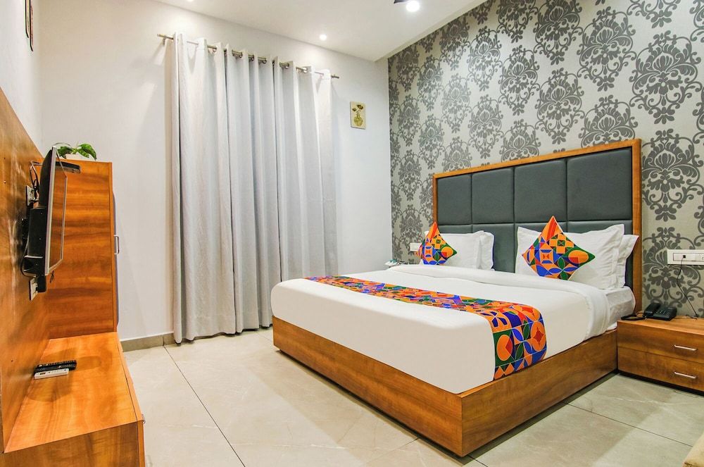 Fabhotel Prime Royal Maple Deluxe Room 3