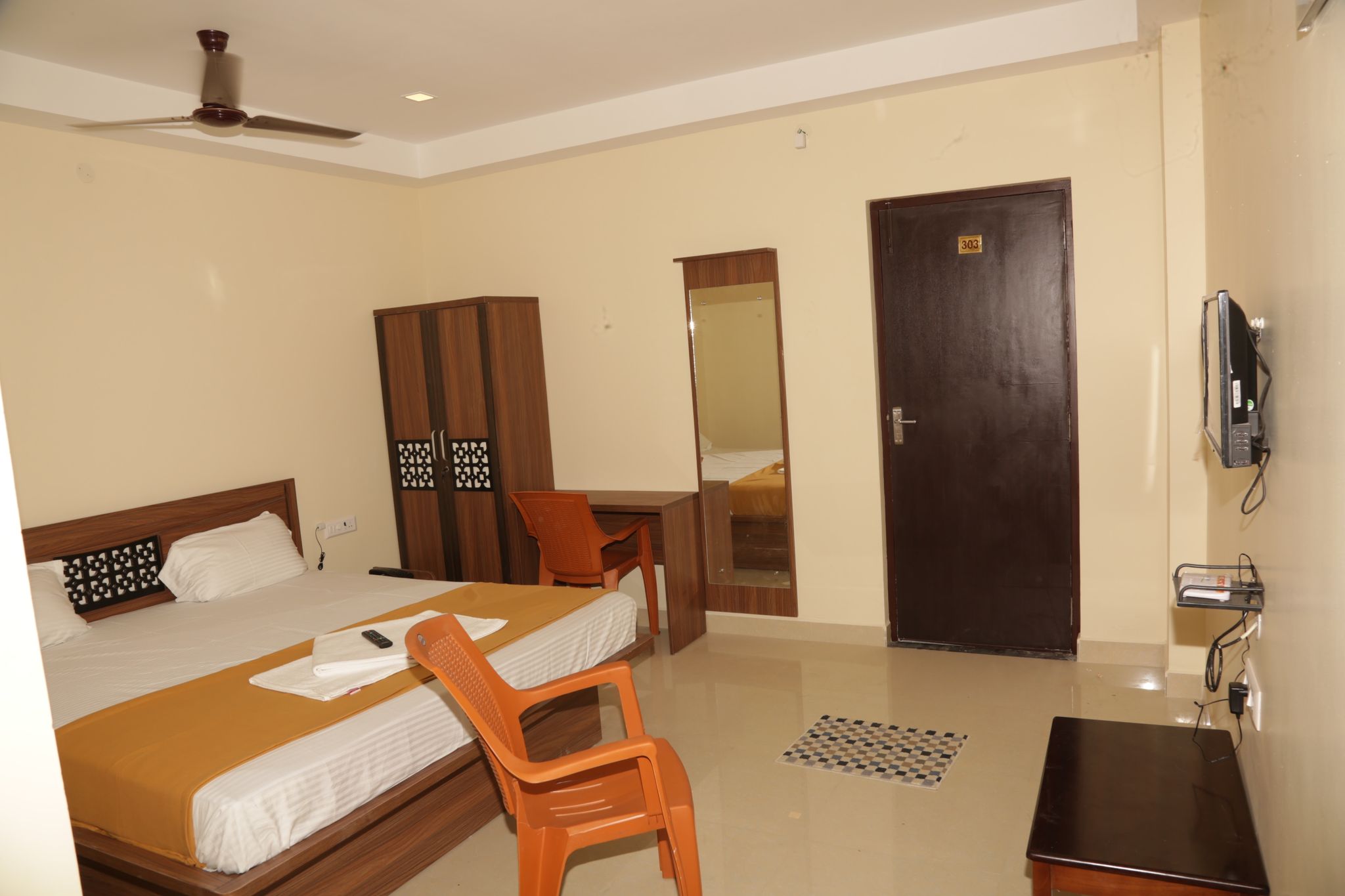 Hotel Santhosh Inn Deluxe Double Room NON AC 4
