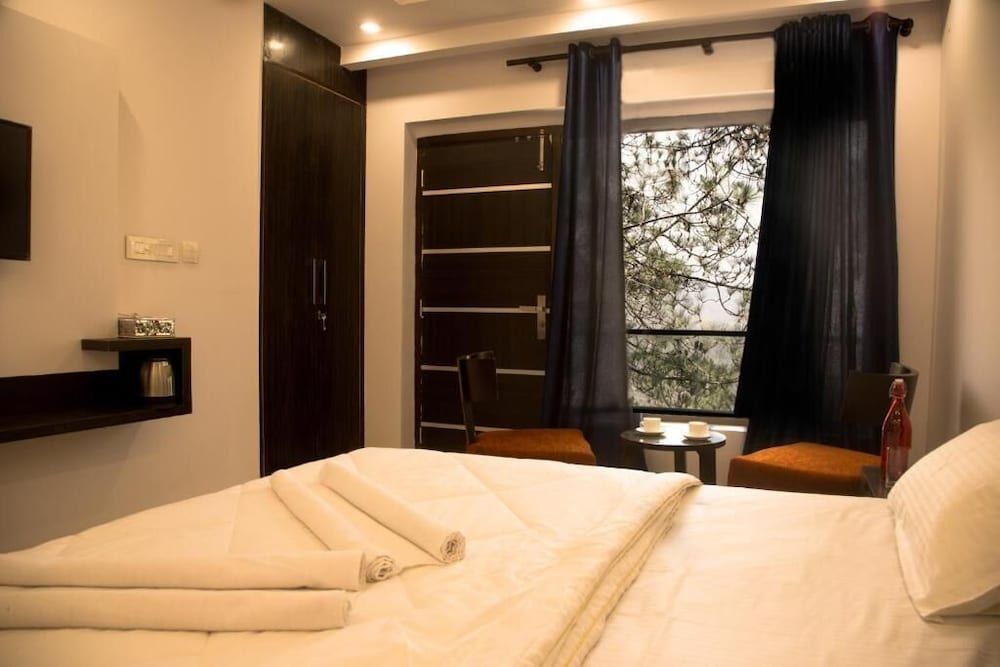 The Golden Sunrise Hotel Deluxe Double Room 2