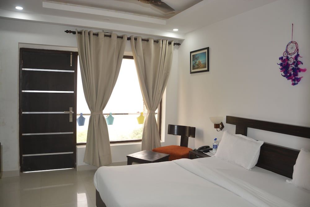 The Golden Sunrise Hotel Deluxe Double Room