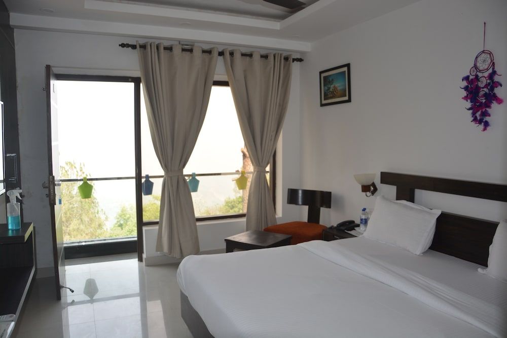 The Golden Sunrise Hotel Deluxe Double Room 3