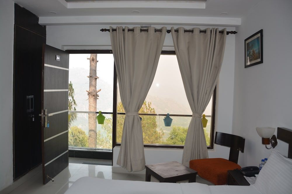The Golden Sunrise Hotel Deluxe Double Room 4