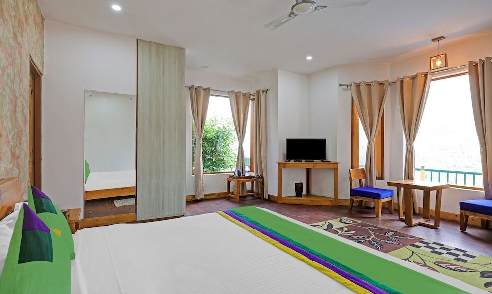 Treebo Trend Vista Lago With Lake View Deluxe Double Room 8