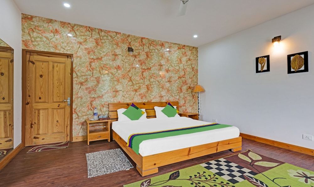 Treebo Trend Vista Lago With Lake View Deluxe Double Room 2