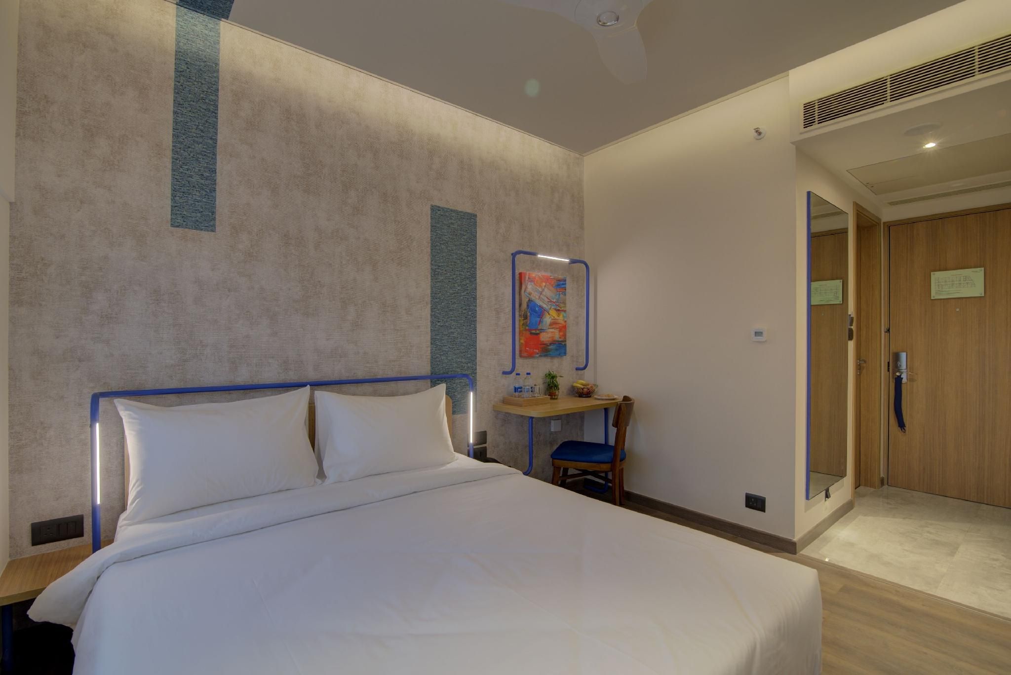 Suite, 1 Queen Bed, City View