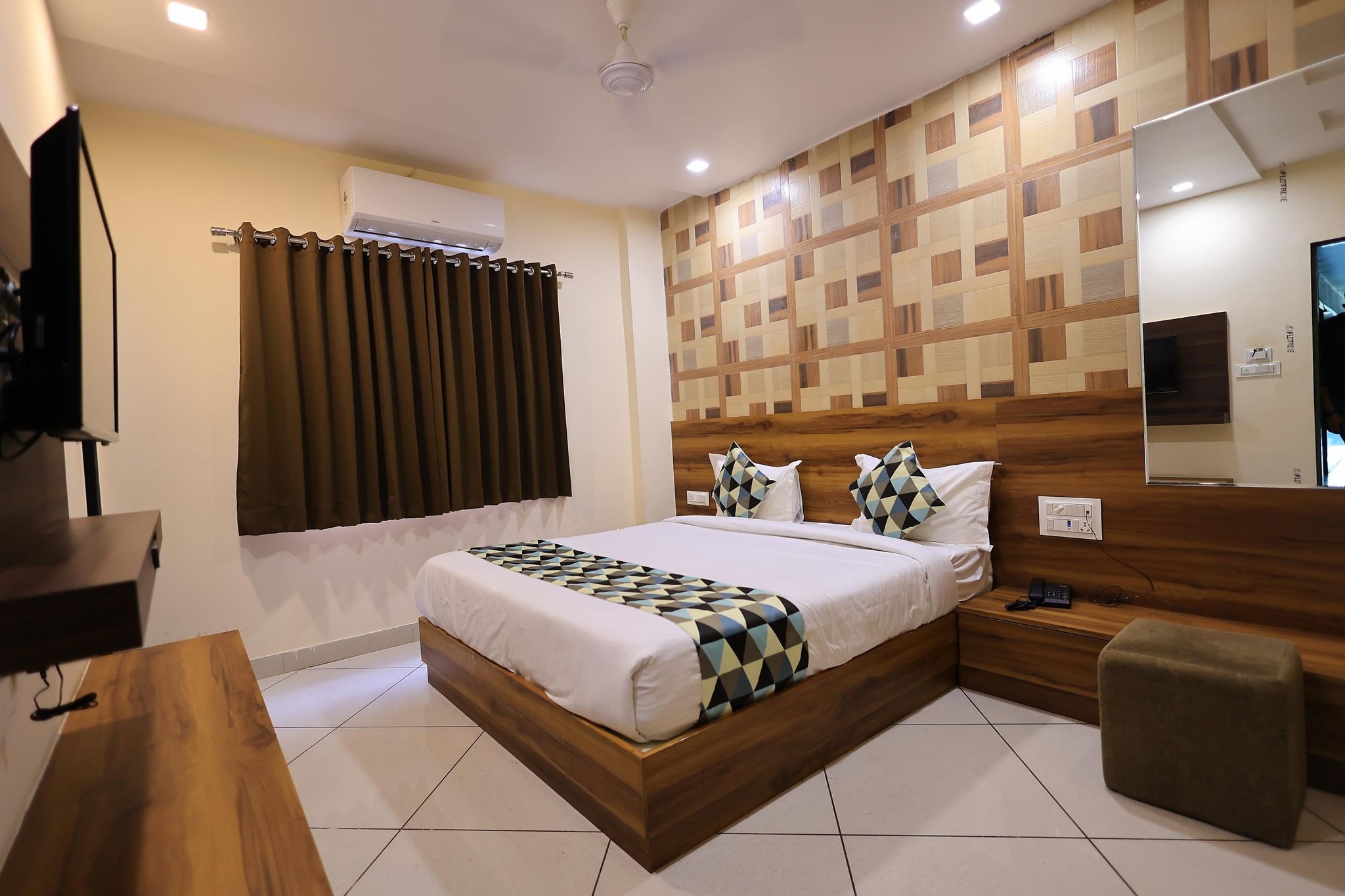 Maruti Group of Hotels - Shri Naman Deluxe Double AC Room 3