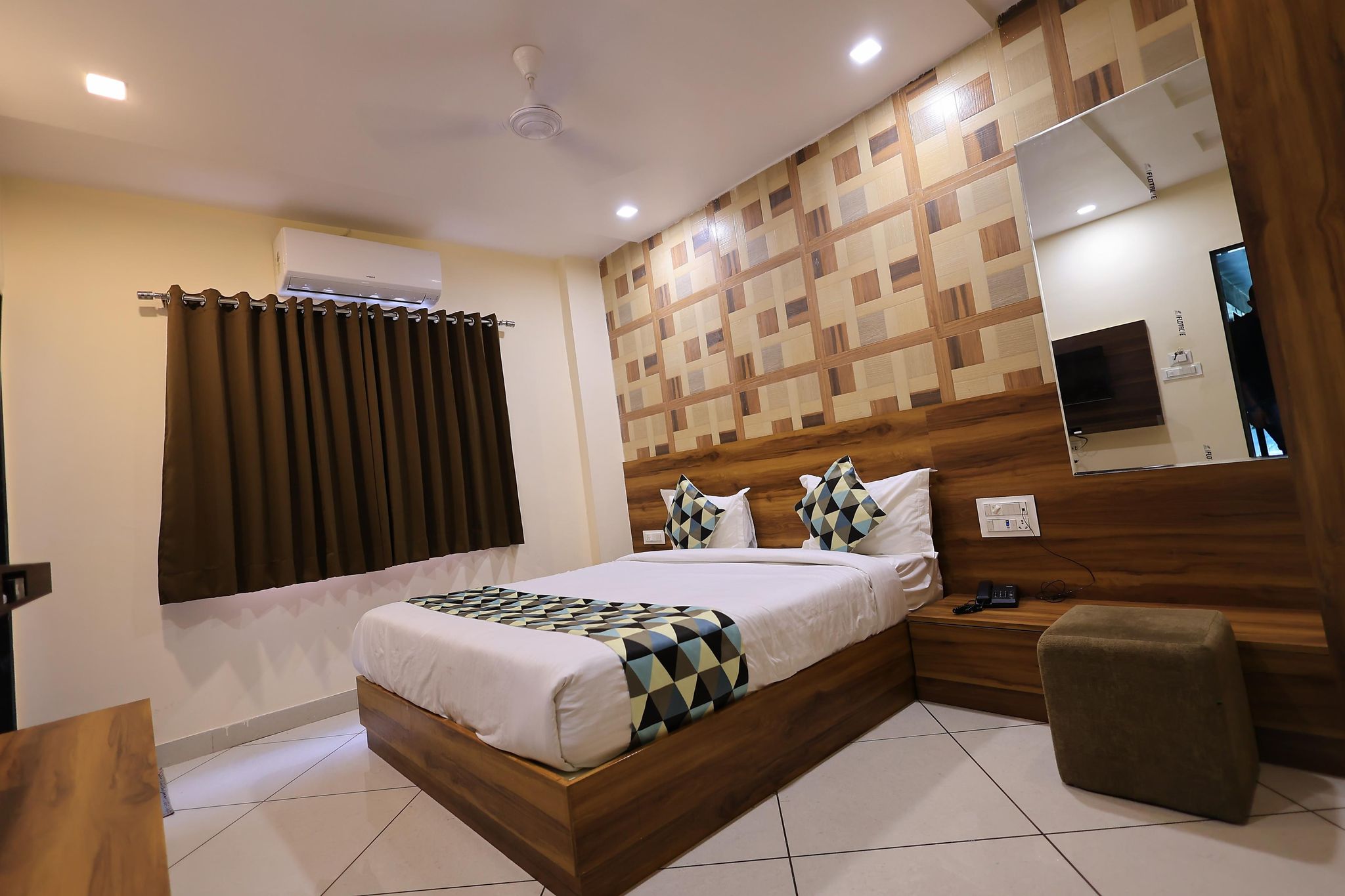 Maruti Group of Hotels - Shri Naman Deluxe Double AC Room 4