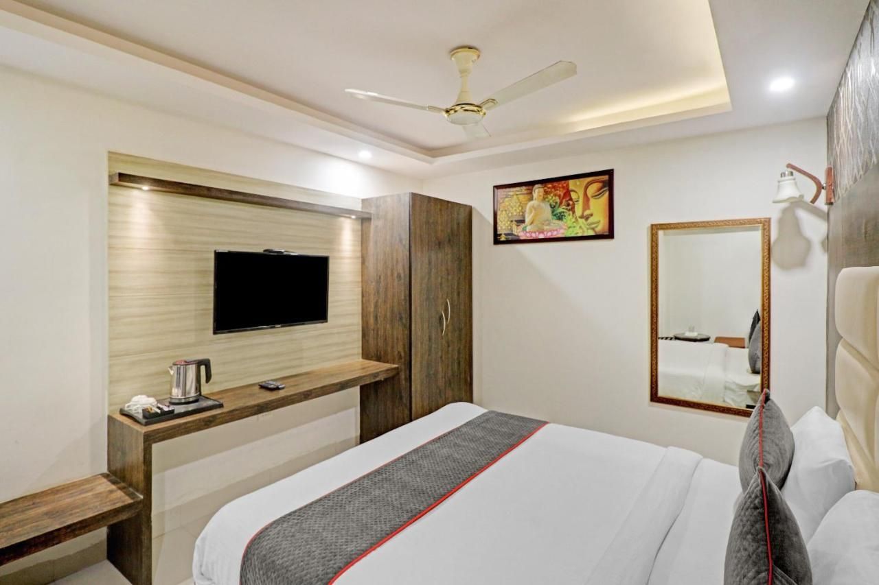 Hotel Nirvana-Delhi IGI Airport Deluxe Room 3