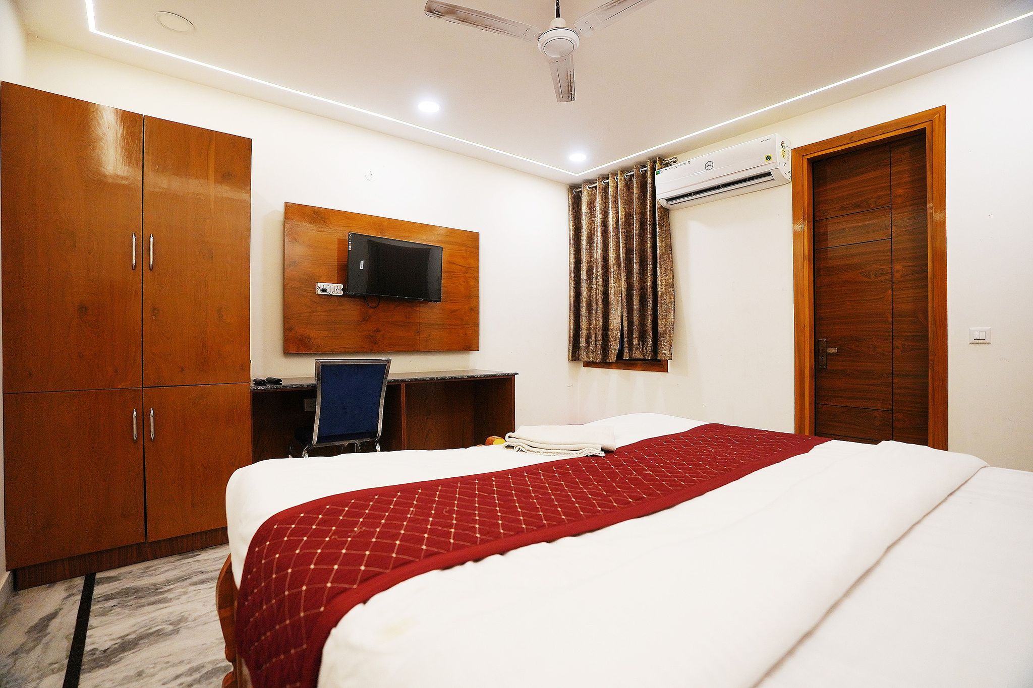 Hotel Right Palace and Banquet Deluxe Room 3