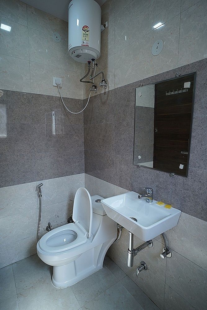  FabHotel New Silver Crown Deluxe Room 5