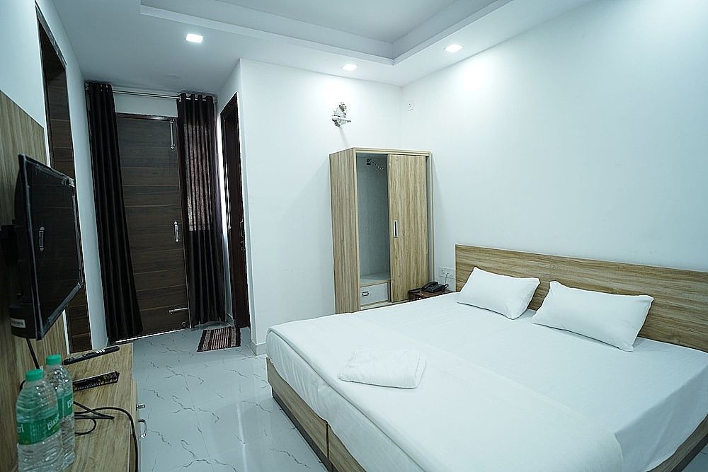  FabHotel New Silver Crown Deluxe Room 2