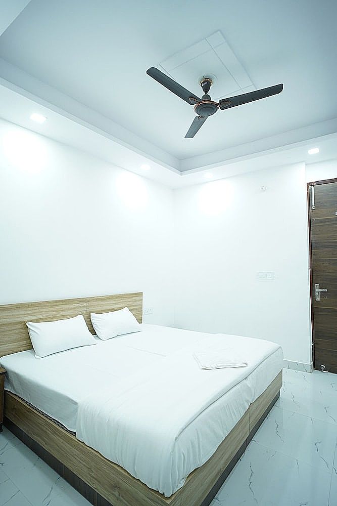  FabHotel New Silver Crown Deluxe Room 12