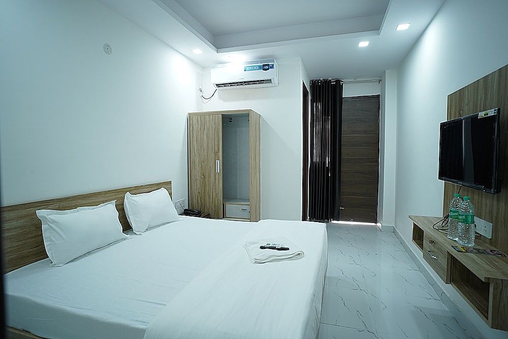  FabHotel New Silver Crown Deluxe Room 9