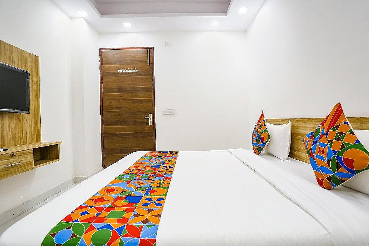  FabHotel New Silver Crown Deluxe Room 3