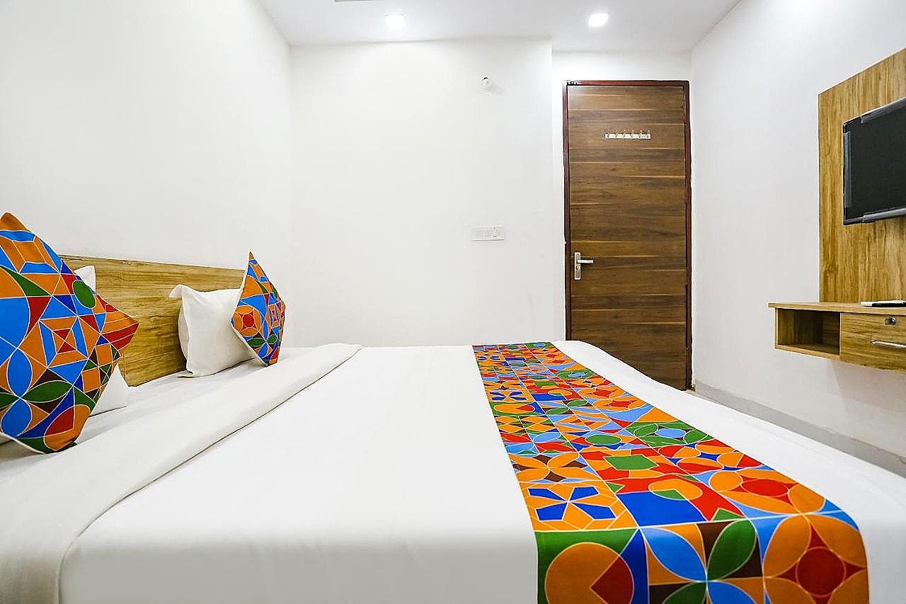  FabHotel New Silver Crown Deluxe Room 4