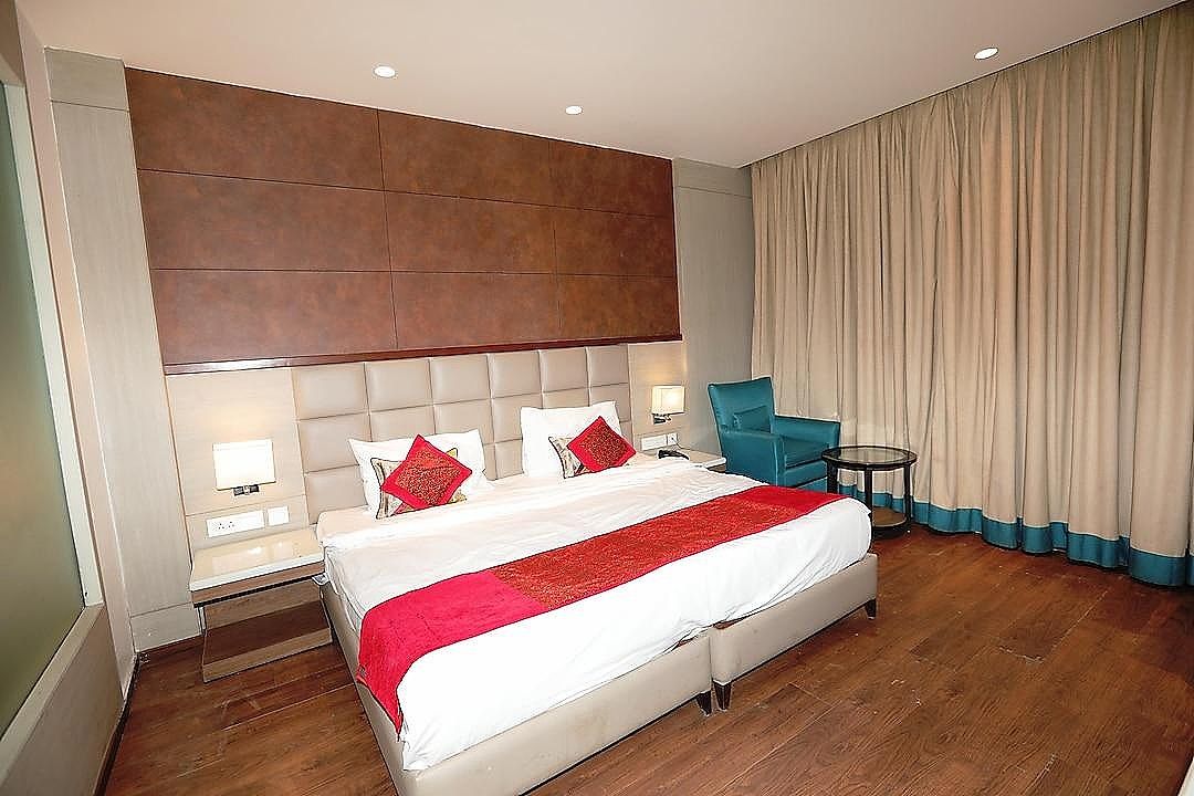 Lemonwood Suites Deluxe Double Room 8