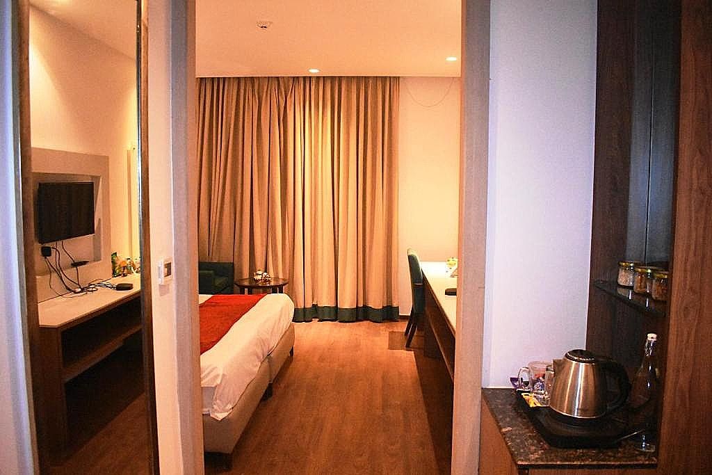 Lemonwood Suites Deluxe Double Room 15