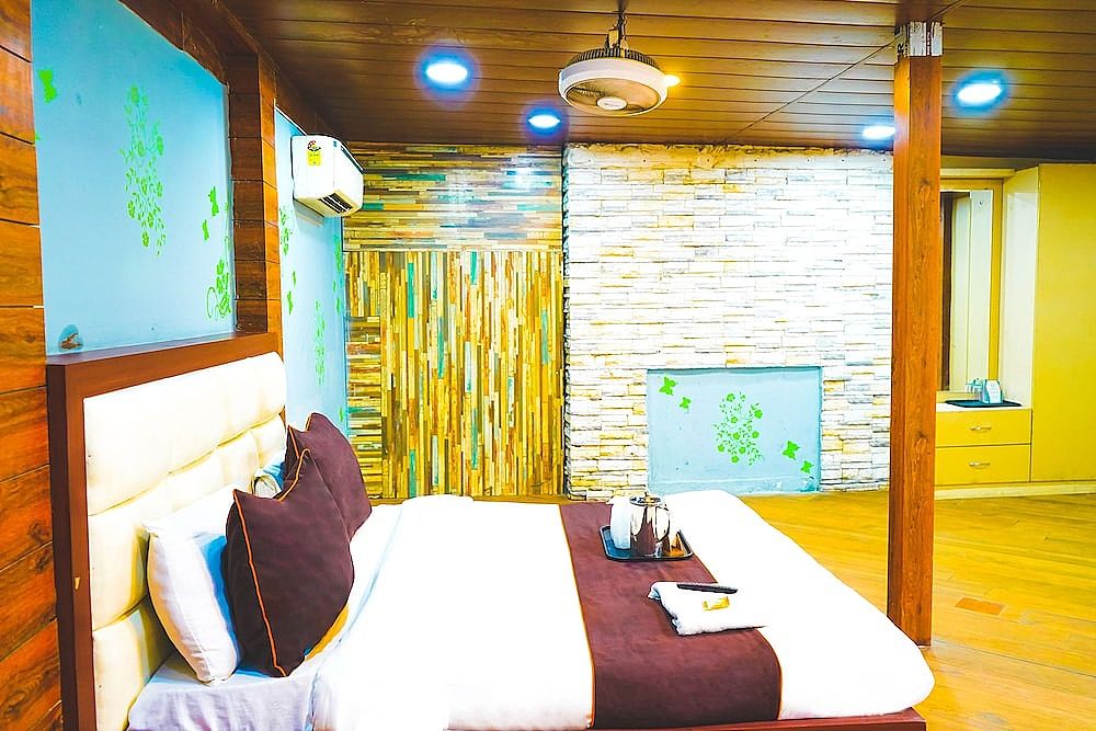 Roomshala 004 Mannat Residency Deluxe Double Room 13