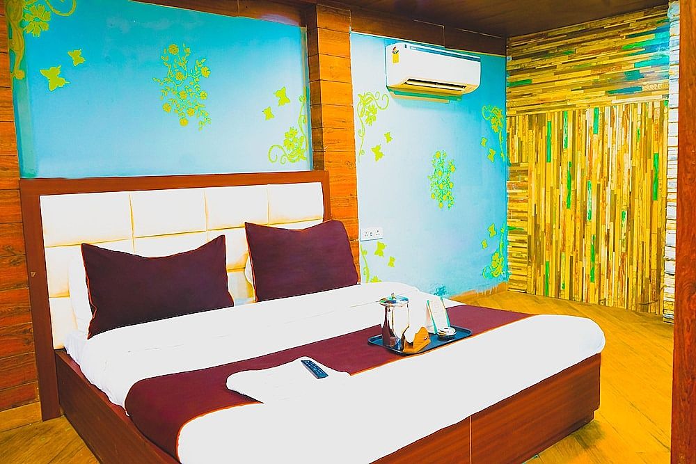 Roomshala 004 Mannat Residency Deluxe Double Room 2