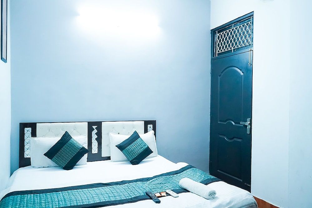 Roomshala 027 Prince Residency Deluxe Double Room 12