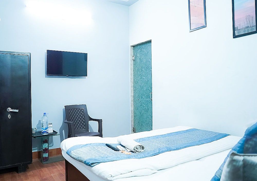 Roomshala 027 Prince Residency Deluxe Double Room 4