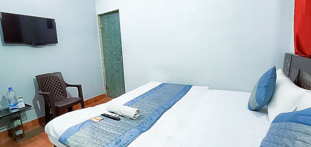 Roomshala 027 Prince Residency Deluxe Double Room 6