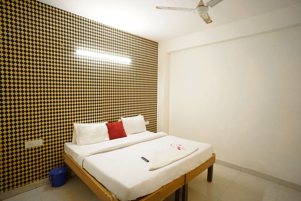 Roomshala 037 Honey Inn Deluxe Double Room 14