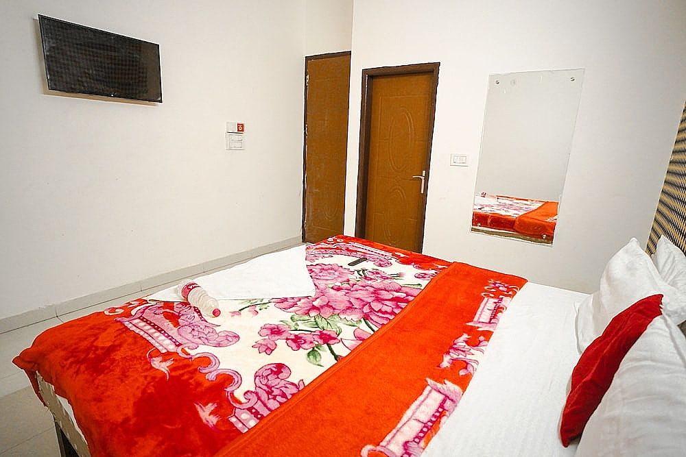 Roomshala 037 Honey Inn Deluxe Double Room 12