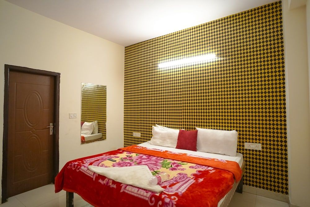 Roomshala 037 Honey Inn Deluxe Double Room 3