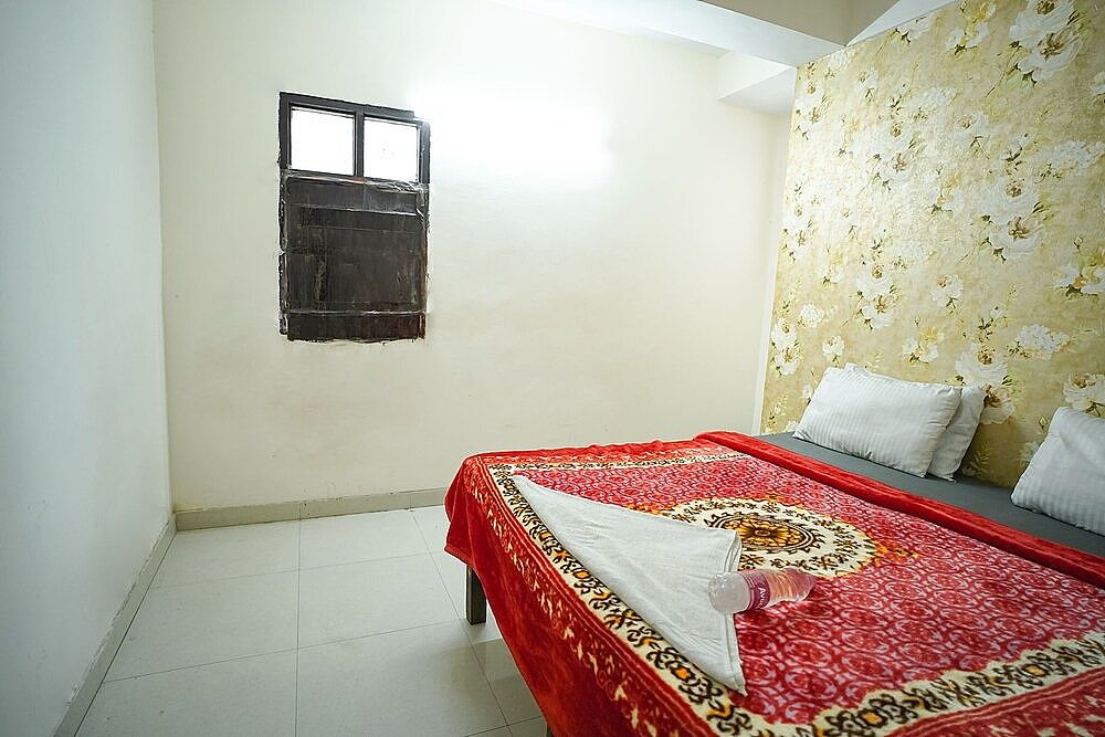 Roomshala 037 Honey Inn Deluxe Double Room