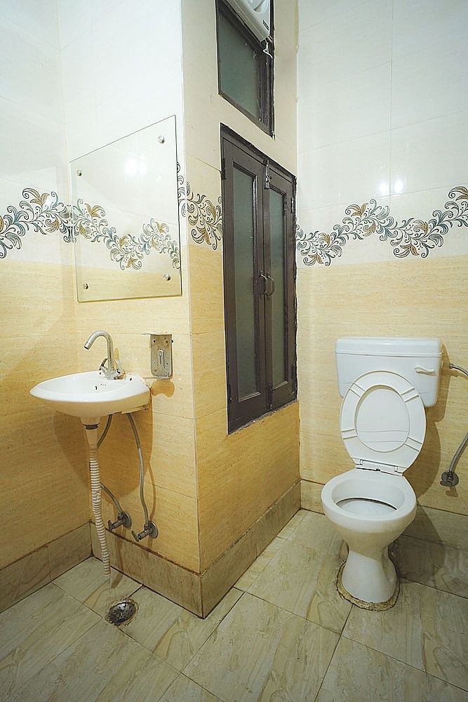 Roomshala 037 Honey Inn Family Quadruple Room 2