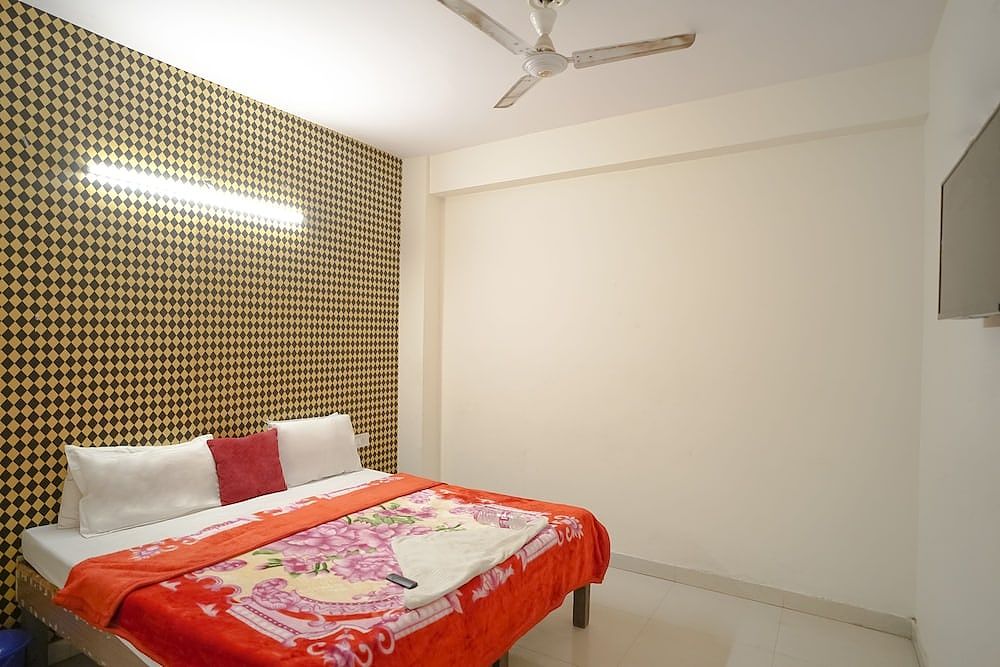 Roomshala 037 Honey Inn Family Quadruple Room